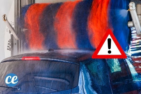 une voiture bleue passe dans les rouleaux 