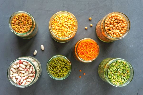 Les chefs cuisiniers ont toujours des légumes secs en réserve dans des bocaux.