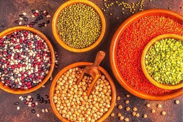 Des légumineuses dans des pots riches en vitamine B9