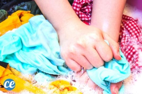 Pas de lave-linge ? Faites une lessive à la main avec de l'après-shampoing.