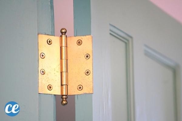 Utilisez de l'après-shampoing pour lubrifier les portes qui grincent.