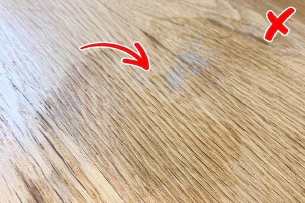 ein Fleck auf einem Holzboden