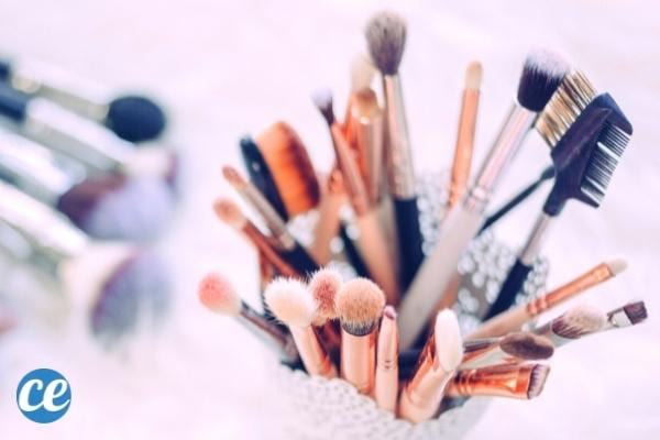 L'après-shampoing est idéal pour nettoyer les pinceaux de maquillage.