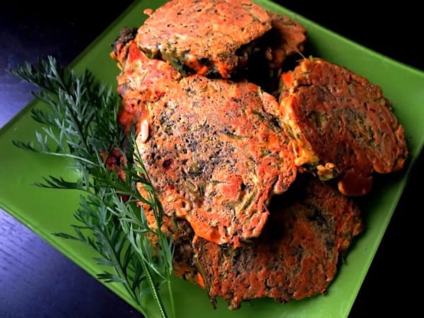 des pancakes de fanes de carottes