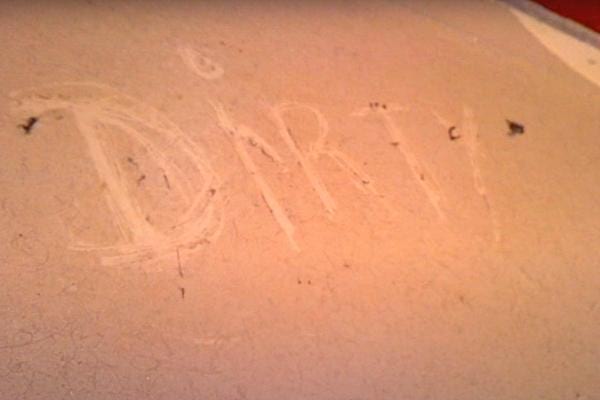 Un haut de placard plein de poussière dans la cuisine