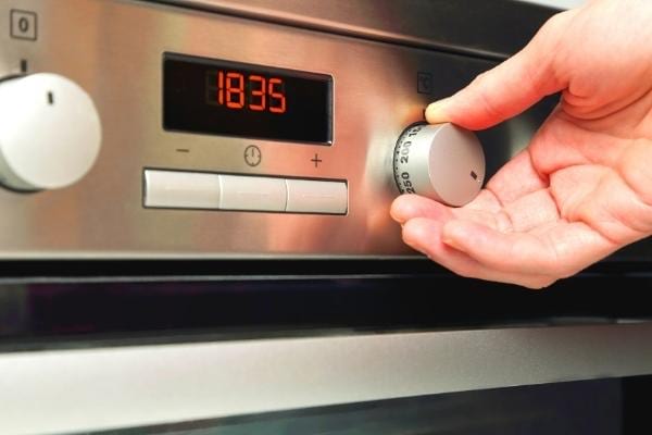 Un four en préchauffage qui consomme beaucoup d'électricité