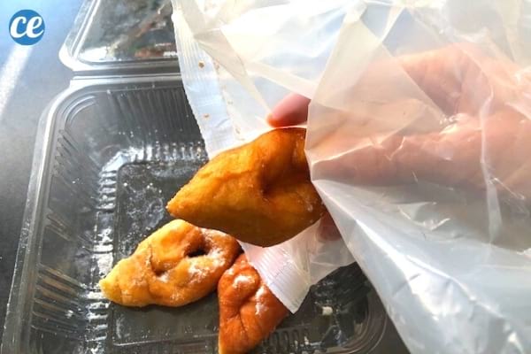 protection pour toucher un gâteau avec un sachet de céréales vide