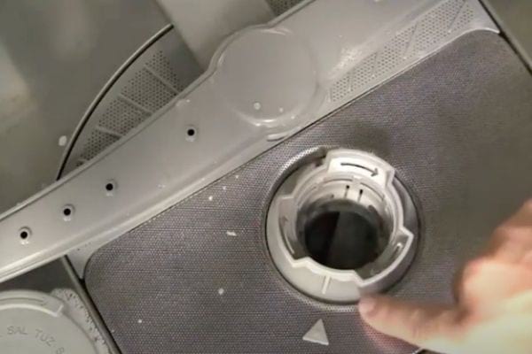 filtre de lave-vaisselle replacé dans la cuve