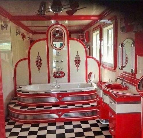 Salle de bain rouge avec une décoration style année 70