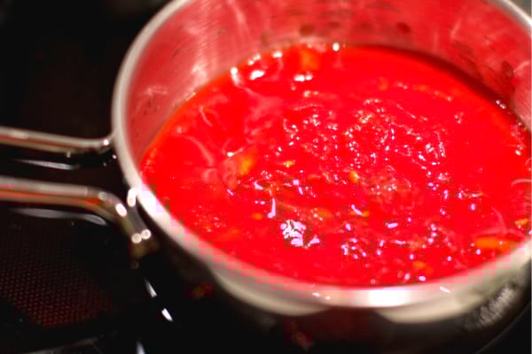 Les chefs cuisiniers utilisent les tomates en conserve pour faire leur sauce.