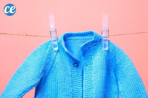 Pour sauver un pull qui a rétréci, trempez-le dans un mélange d'eau et d'après-shampoing.