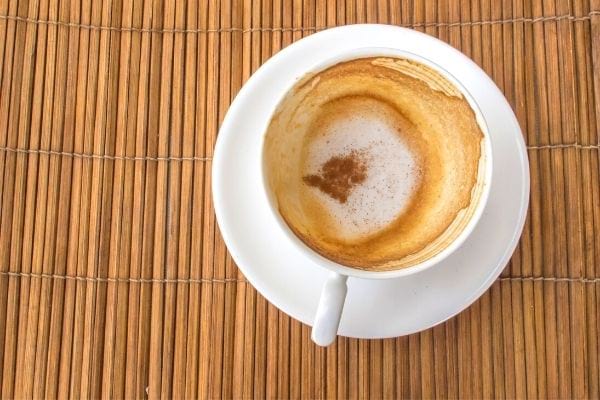 tasse blanche tachée avec du café