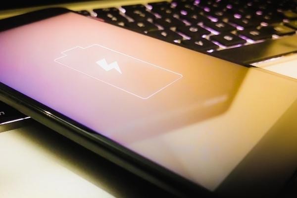 Téléphone qui charge sur un clavier