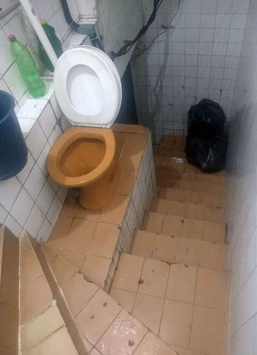 Toilette avec des étages 