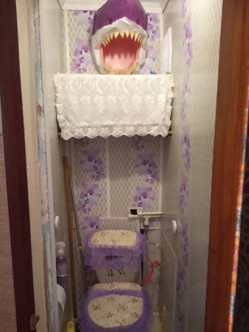 Toilette décorée avec un requin violet 
