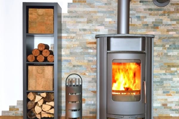 Un poêle à bois moderne qui consomme moins de bois de chauffage