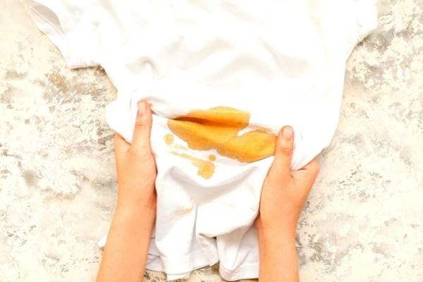 vêtement blanc avec une grosse tache orange