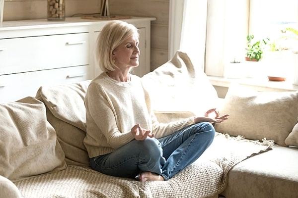 une femme fait de la méditation