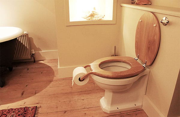 Une toilette avec du papier installé juste devant soi 