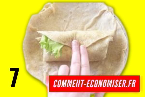 Pour bien plier un tacos, n'oubliez pas d'appuyer dessus pour l'aplatir légèrement.