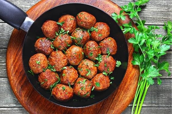 Mehrere Sojabällchen in einer Pfanne