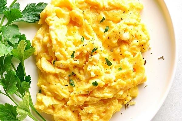 Ein Teller mit Kräutern und ein Omelette