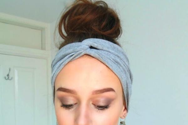 Un serre-tête fait entièrement avec du vieux linge de lit de récup.