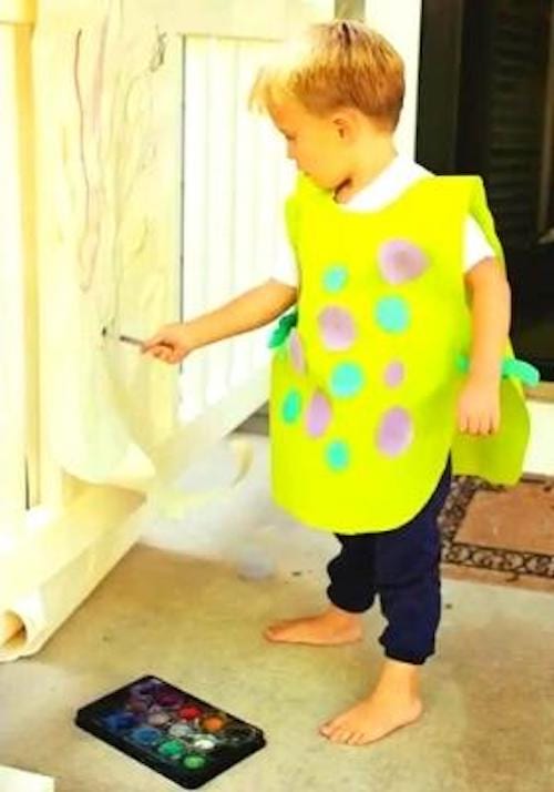 Réutilisez le vieux linge de maison pour faire une blouse de peinture pour enfants.