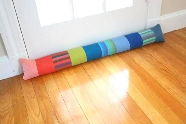 Réutilisez votre ancien linge de lit pour faire un boudin de porte et lutter contre les courants d'air.