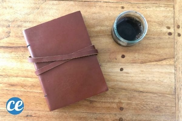 Du brou de noix avec un carnet pour faire de l'encre naturelle