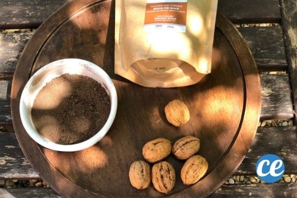 un plateau avec de la poudre de brou de noix, un paquet et des noix