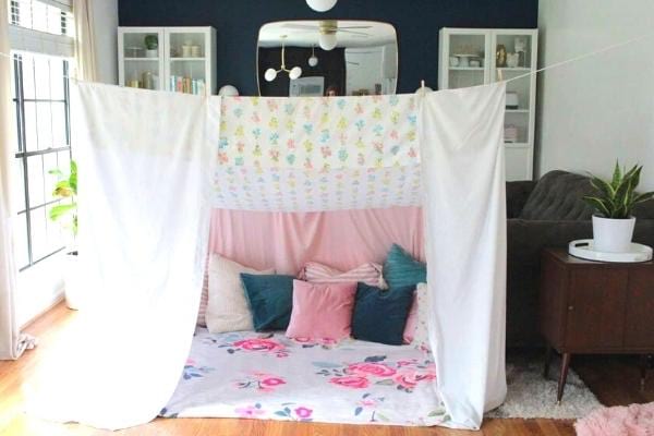 Utilisez les vieux draps pour faire une super cabane pour enfants.