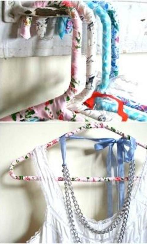 Réutilisez votre ancien linge de lit pour faire de cintres rembourrés.