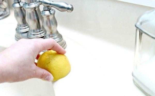Morceau de citron sur un lavabo 