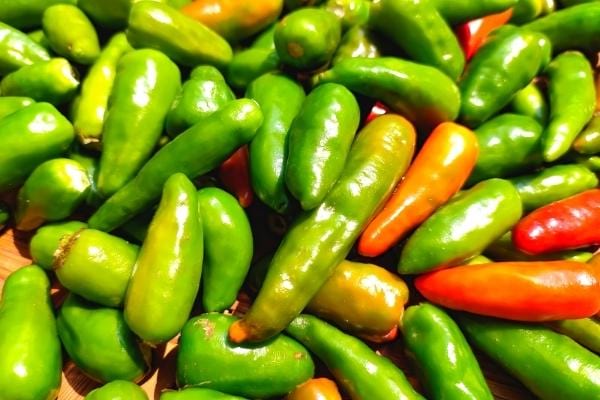 Des piments verts qui contiennent beaucoup de vitamine C