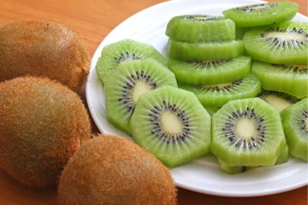 Du kiwi riche en vitamine C en tranche dans une assiette 