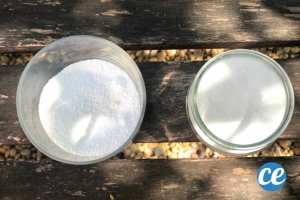 un pot de percarbonate de soude et de bicarbonate de soude