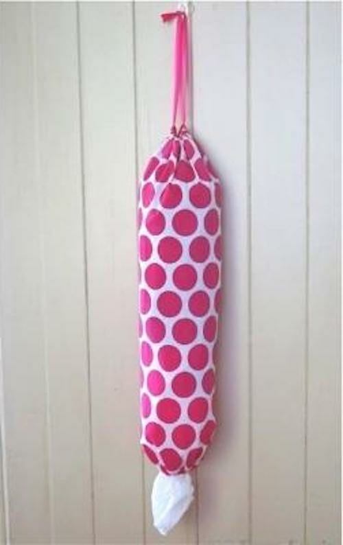 Un beau drap à motif peut facilement être recyclé en distributeur de sacs plastique.