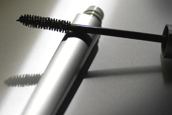 Du mascara séché que l'on peut fluidifier avec de l'huile d'amande douce