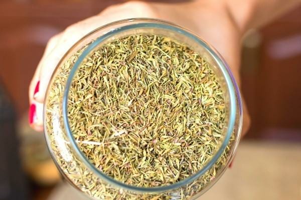 Du thym riche en vitamine C dans un bocal 