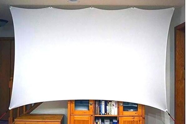 Étendez un vieux drap blanc pour faire un écran de projection dans votre salon.