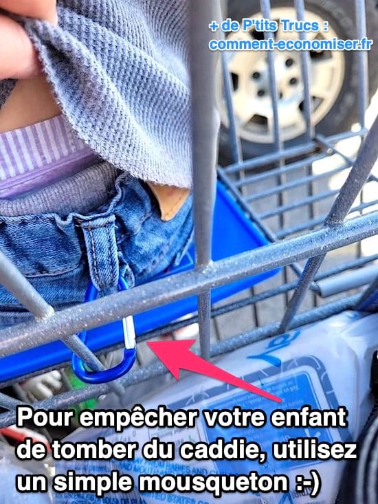 Un mousqueton accroché à un pantalon d'enfant et au caddie pour ne pas qu'il tombe