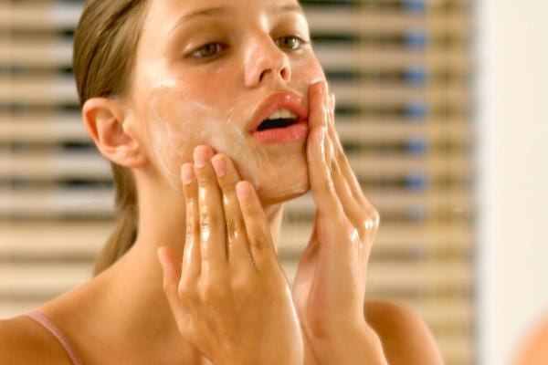 Une femme faisant un gommage à base d'huile d'mande douce