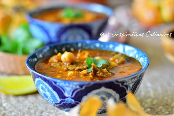une chorba tunisienne dans un bol bleu