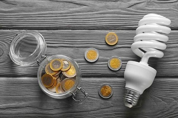une ampoule et des euros dans un pot