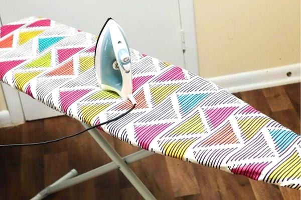 Une housse de table à repasser faites avec du vieux linge de lit.