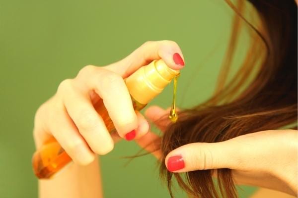 De l'huile d'amande douce qui soigne les cheveux secs