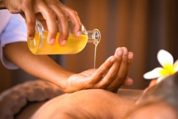 Une fiole D'huile de massage à l'amande douce