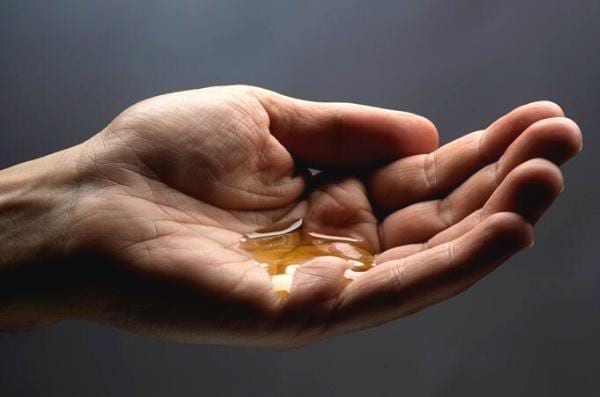 De l'huile de ricin dans une paume de main.