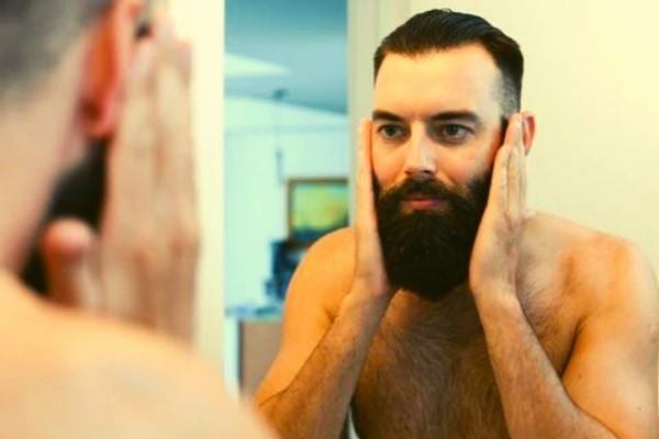 Utilisée régulièrement, l'huile de ricin nourrit et hydrate le poil de barbe.